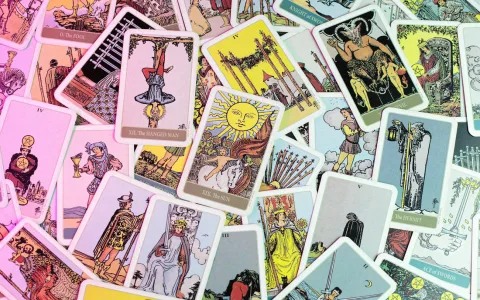 We made a list of 20 perfect questions for a tarot card reading. Start your reading now!