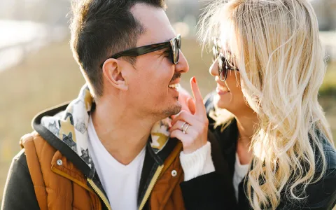 Is it a good match for a Leo woman in love with a Virgo man？ Get insights!