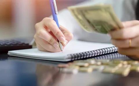 What financial tips does the monthly money horoscope for Virgo offer？