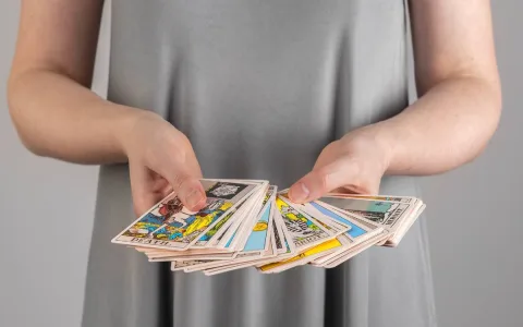 Can tower tarot card improve your love life？ Expert advice here!