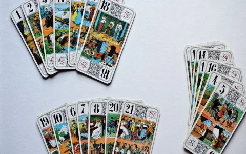 How to understand four cups tarot meaning？ Follow these tips