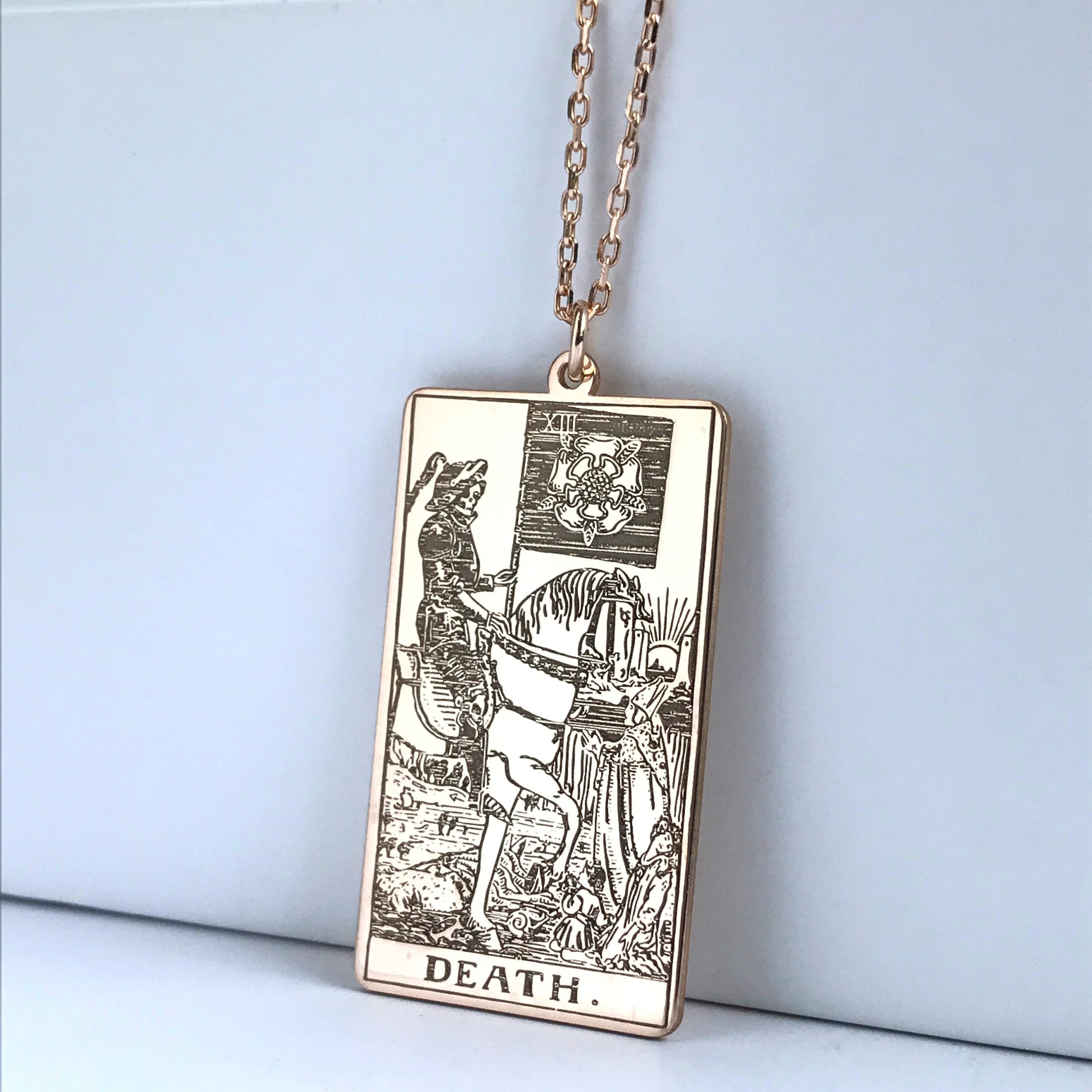 Tarot card necklaces： Are they worth buying？ Experts opinion!
