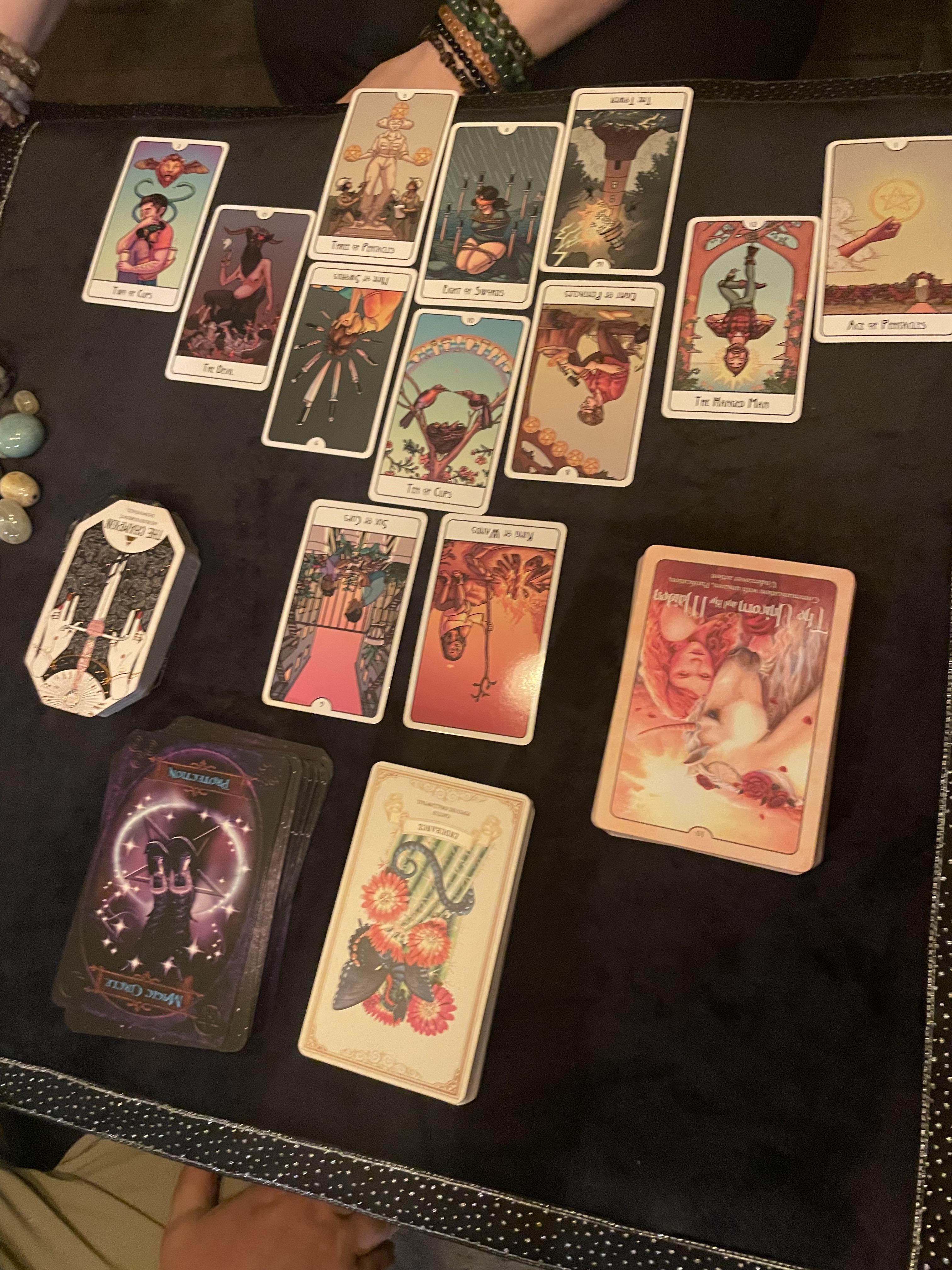 Why are you confused after a tarot do amor session？ Learn what the cards actually mean!